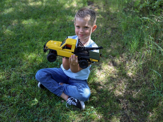RC auto Land Cruiser Toyota s navijákem